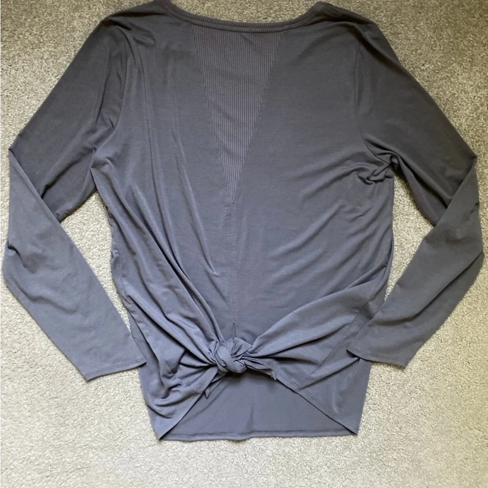 Athleta‎ Essence Gray Tie Back Long Sleeve Top Shirt Size Medium